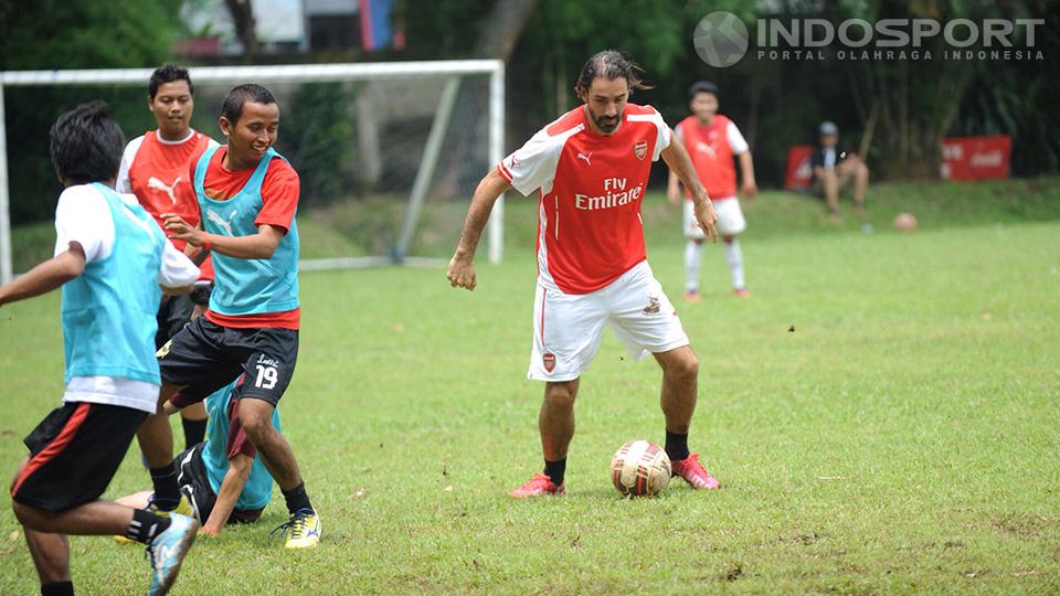 Marathon Sepakbola. Robert Pires mempertunjukkan kepiawaiannya mengolah si kulit bundar.